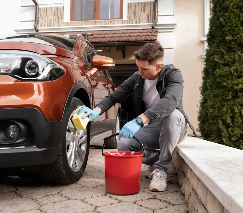 Lavage auto à domicile Le Grand-Celland : professionnel intervenant sur un véhicule